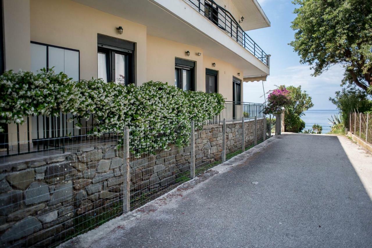 Oikia Eleanthi - Beachfront Garden Home! Mytikas  Exterior photo